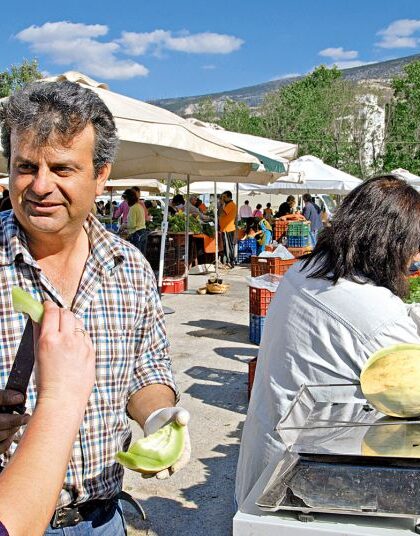 Φρέσκα βιολογικά φρούτα και λαχανικά μόνο στις λαϊκές