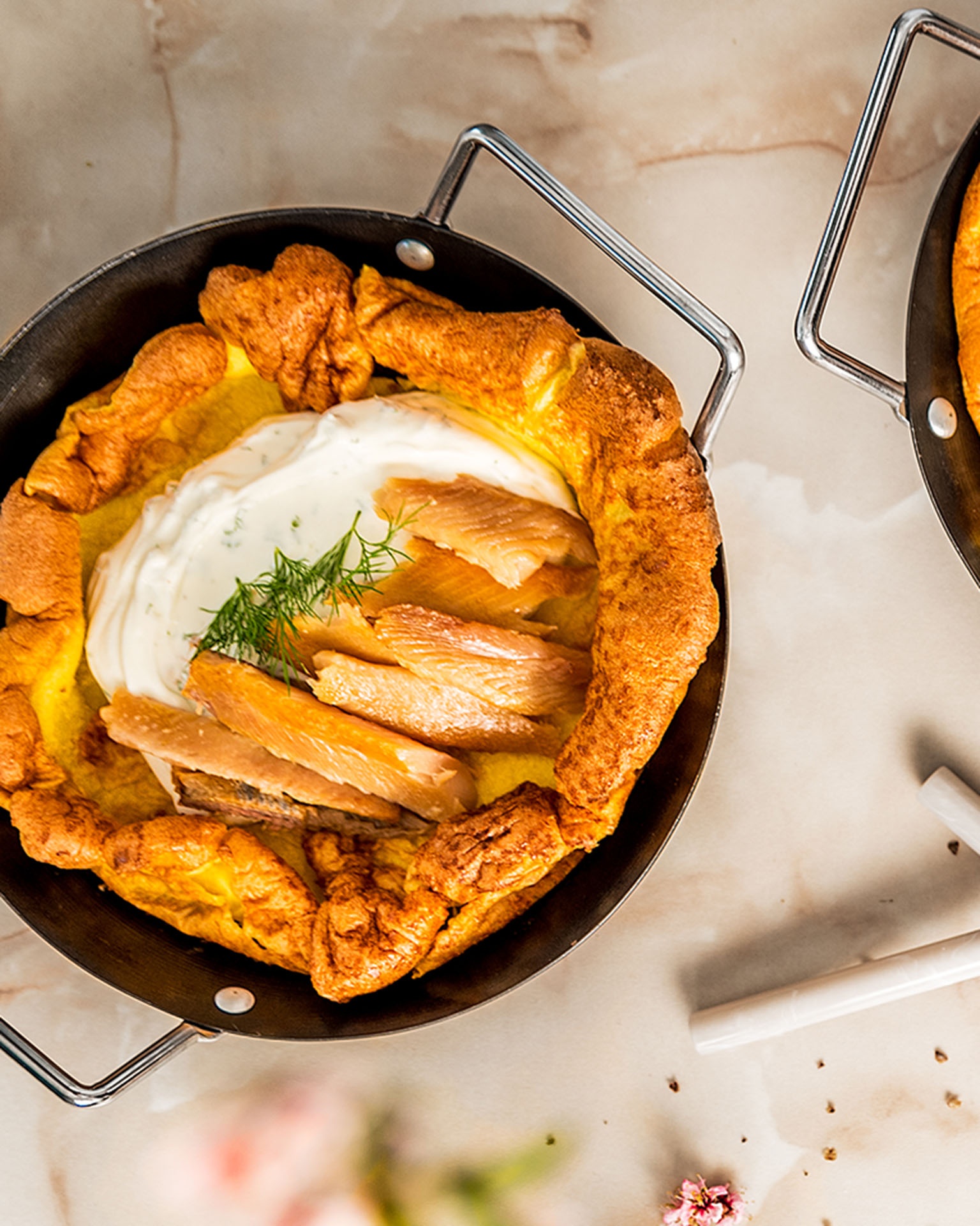 Dutch baby με καπνιστή πέστροφα και λεμονάτο γιαούρτι