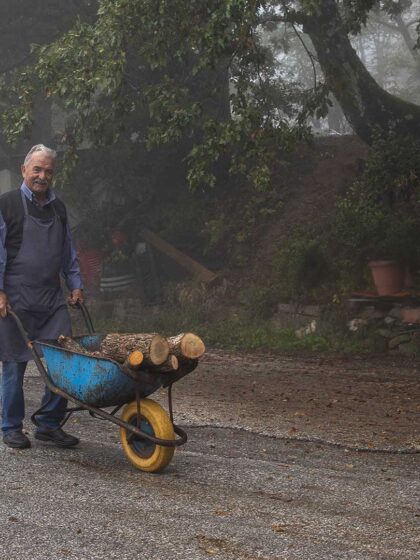 Βασίλης Κορομπίλιας, ο ψήστης που μιλάει με τη φωτιά