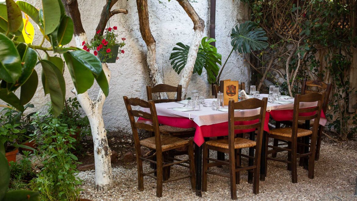 Τρώμε σε 9 αθηναϊκές αυλές στρωμένες με χαλικάκι