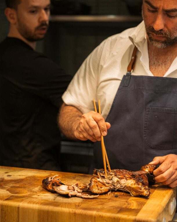 Αρνίσια σπάλα στο BBQ, με ασιατική μαρινάδα και σάλτσα ταμάρινδου