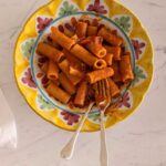 Ζυμαρικά με ντομάτα, κρέμα και καπνιστή πανσέτα (pasta al fumé)