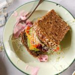 Σάντουιτς με αβοκάντο, πράσινη σάλτσα ταχινιού και πίκλες καρότου και παντζαριού