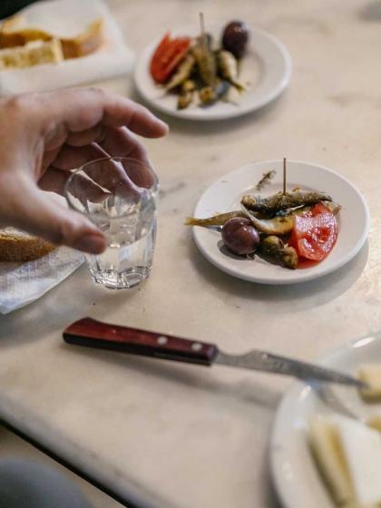 Πάμε για τσίπουρο: 10 στέκια για μεζέ και τσούγκρισμα στην Αθήνα