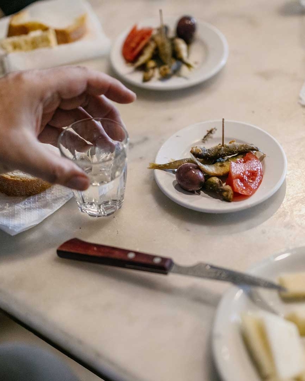 Πάμε για τσίπουρο: 10 στέκια για μεζέ και τσούγκρισμα στην Αθήνα