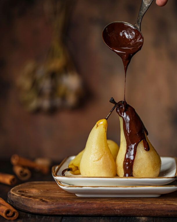 Αχλάδια βρασμένα σε σιρόπι με σος σοκολάτας (Poires Belle Hélène)
