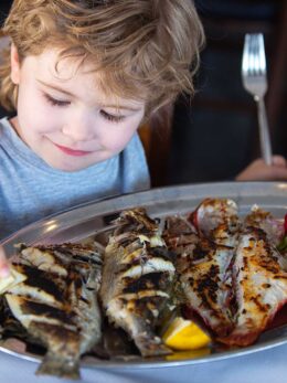 «Στις Οινούσσες τα παιδιά δεν τρώνε ψάρι» – Γιατί η Ελλάδα είναι πρωταθλήτρια στην παιδική παχυσαρκία