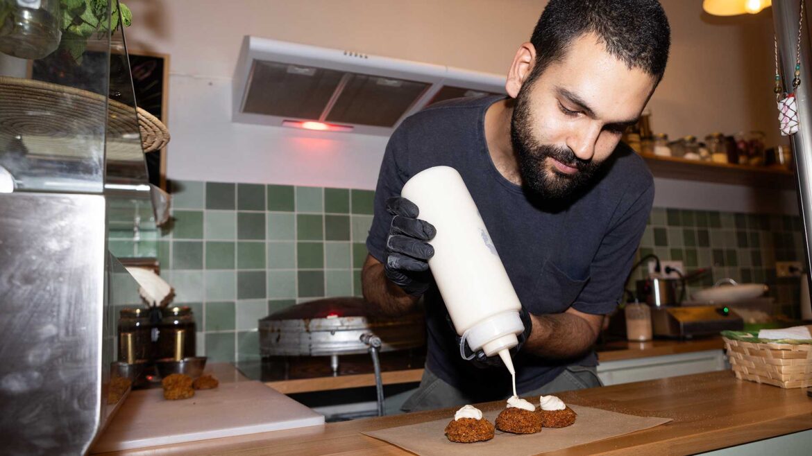Vicky’s Ath: Αυθεντικό φαλάφελ στην Αραχώβης από Λιβανέζο μάγειρα