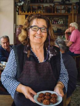 Ηράκλειο: στο Καφενείο του Αλευρά φάγαμε τους καλύτερους κεφτέδες της ζωής μας