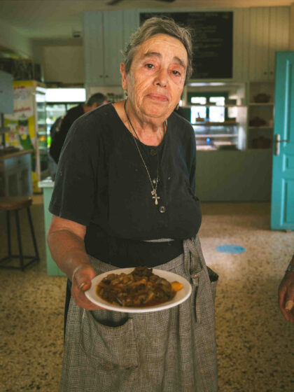 Ανάφη: Στην ταβέρνα της παπαδιάς στον Ρούκουνα μαγειρεύουν με παραθαλάσσια κηπευτικά