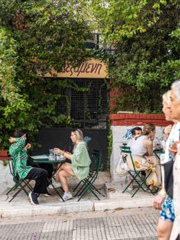 Τραπεζάκια έξω: 32 στέκια για φαγητό και ποτό με την Αθήνα για σκηνικό