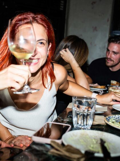 Καλοκαίρι στα wine bars: 8 στάσεις για φανατικούς οινόφιλους στην Αθήνα