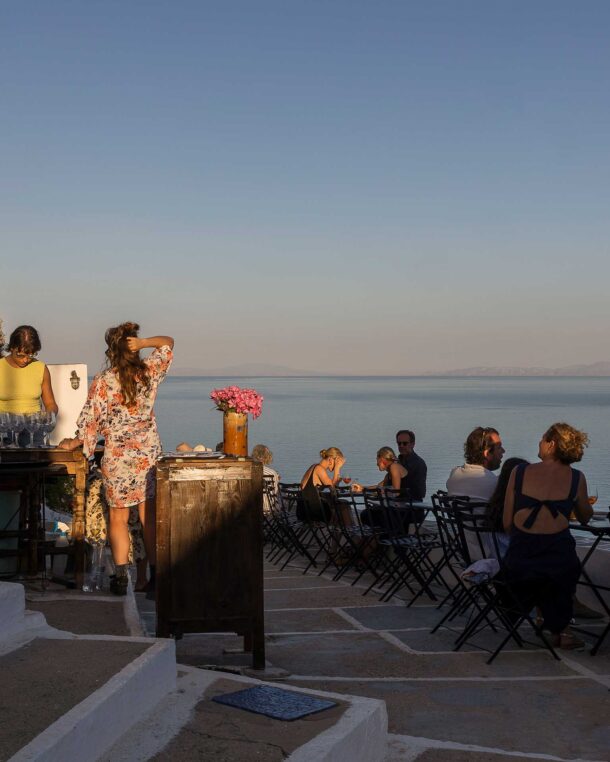 Μπαλκόνι στο Αιγαίο: 8 μπαρ στα νησιά με απαράμιλλη θέα