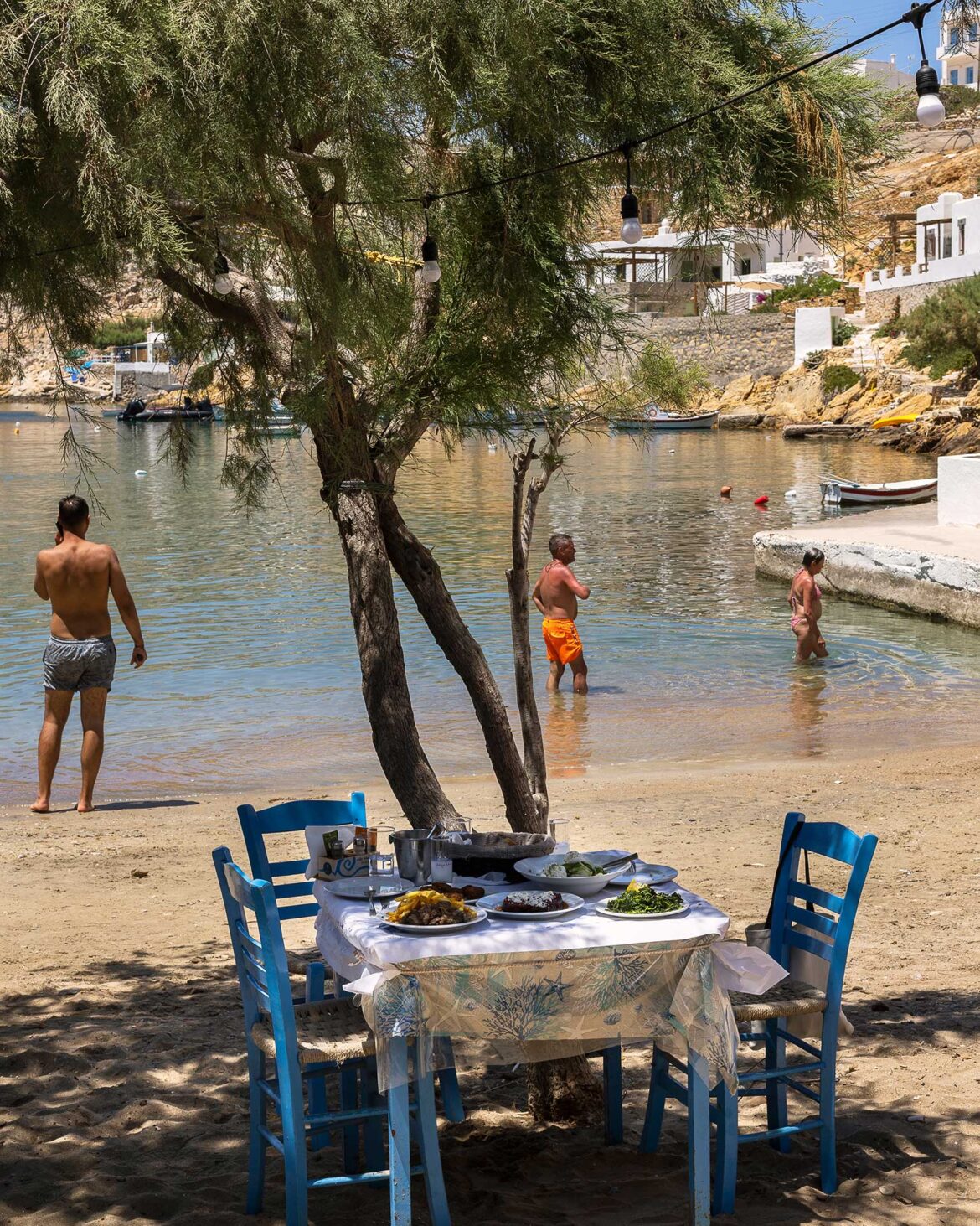 Κυκλάδες: 20 ταβέρνες που κρατάνε ατόφια τη γεύση της παράδοσης