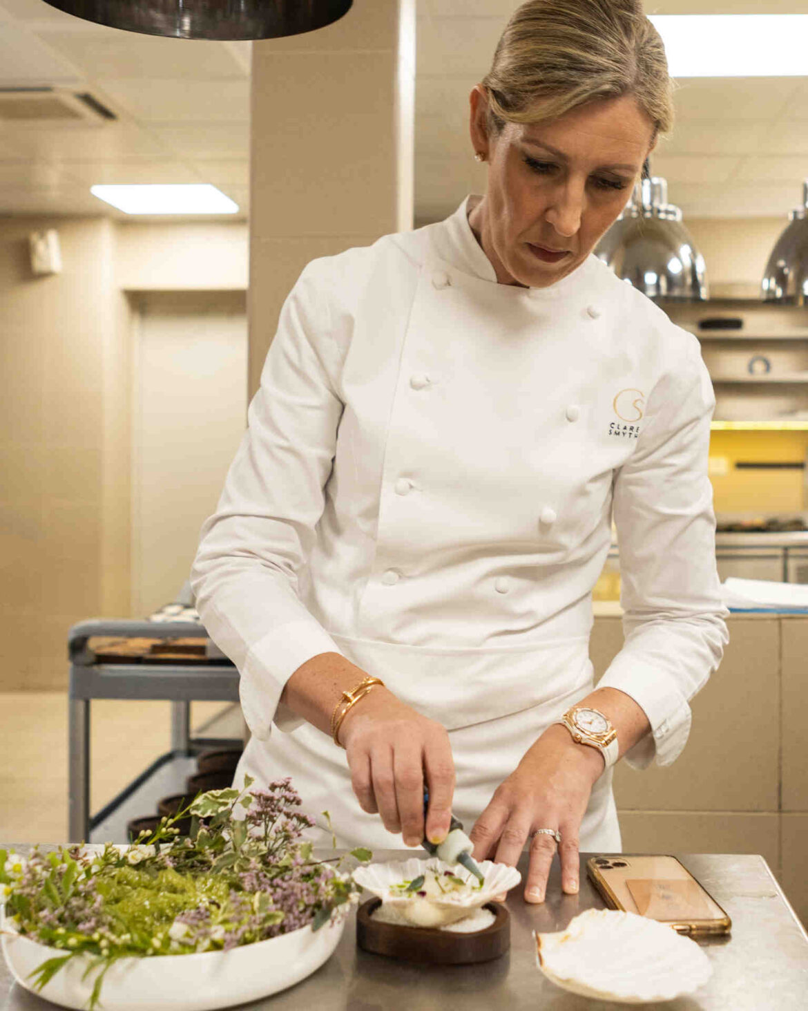 Η Clare Smyth έχει έναν μοναδικό τρόπο να κάνει τις αναμνήσεις της πιάτα