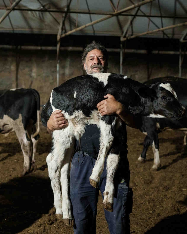 Μικρά θαύματα πλασμένα με αλμύρα και ήλιο: Οι Κυκλαδίτες παραγωγοί που βράβευσε ο Γαστρονόμος